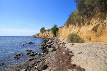 Fototapeta na wymiar The shore along the steep coast of the holiday destination 