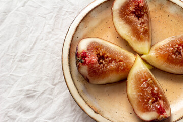 カットされた熟したイチジク