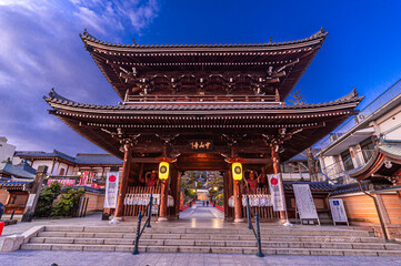 阪急宝塚沿線、中山観音駅裏の中山寺の山門