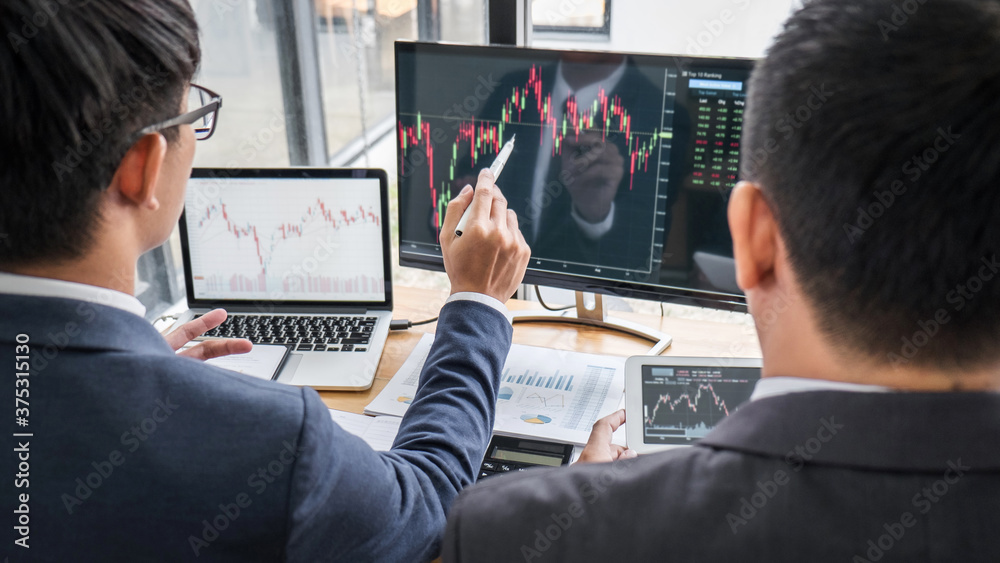 Aufkleber business team partner working with computer, laptop, discussion and analyzing graph stock market tra