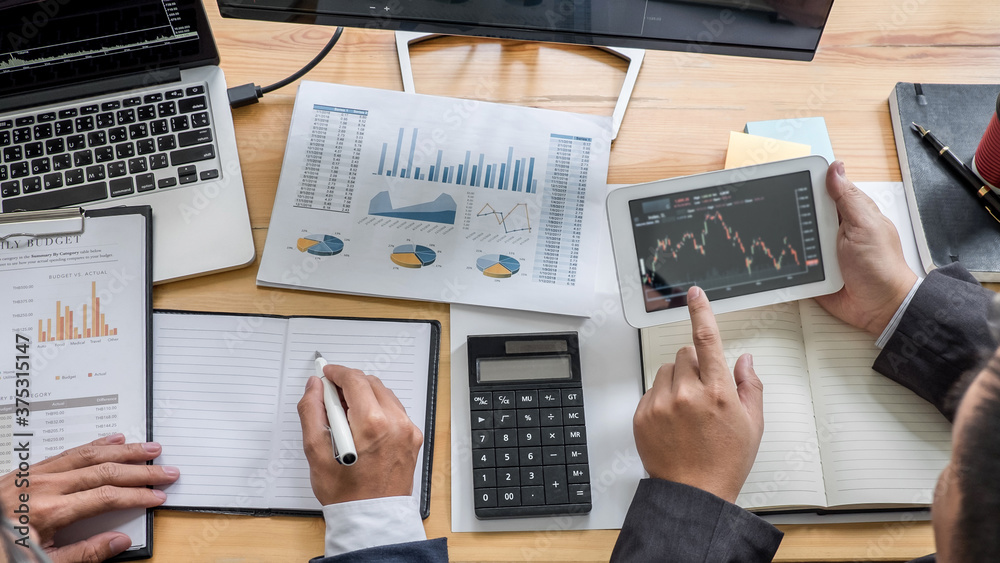 Aufkleber business team investment working with computer, planning and analyzing graph stock market trading wi