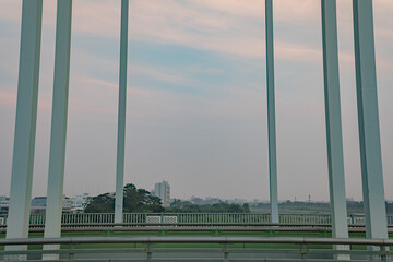 早朝の空と鉄橋の柱