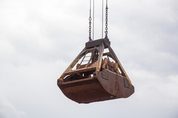 Raised gantry grab when closed