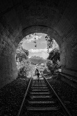 철로와 터널을 배경으로 사진찍는 커플