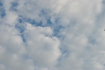Flauschige weiße Wolken und blauer Himmel.