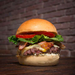 Hamburguesa casera con fondo rústico