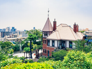 Fototapeta na wymiar 風見鶏の館と神戸の町並み