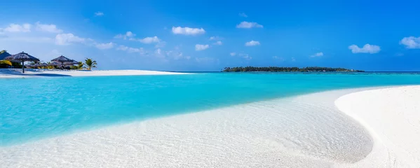 Keuken foto achterwand Bora Bora, Frans Polynesië uitzicht op een tropisch strand aan een turquoise waterlagune op de Malediven met wit zand en kokospalmen
