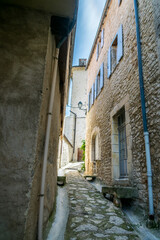 Simiane-la-Rotonde village médiéval perché dans les Alpes-de-Haute-Provence en France.	