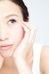 Obraz premium 頬杖をつく女性