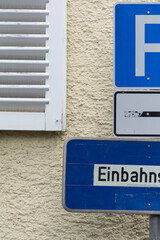 Abstraktes Bild von Schildern an der Hauswand