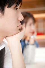 頬杖をつく男性