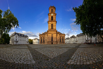 Ludwigskirche Saarbrücken von vorne bei Dämmerung in Bodenperspektive