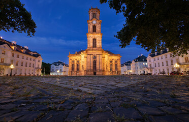 Ludwigskirche Saarbrücken von vorne in der blauen Stunde in Bodenperspektive