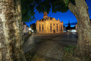 Ludwigskirche Saarbrücken von hinten zur blauen Stunde in Bodenperspektive