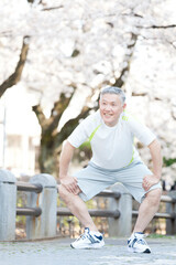 準備運動するシニア男性