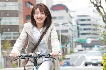 自転車に乗る女性