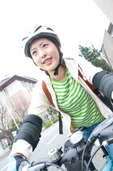 Naklejka premium 自転車に乗る女性