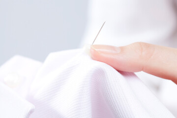 裁縫をする女性の手