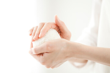 おにぎりを握る手