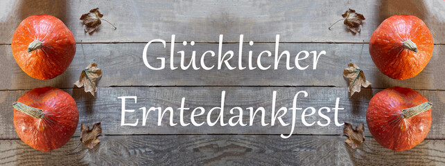 Happy Thanksgiving Day. Pumpkins and leaves on a wooden background. Glücklicher Erntedankfest...