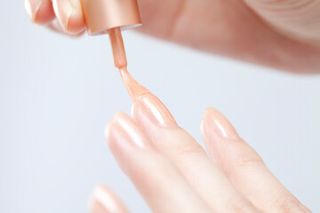 マニキュアを塗る女性の手