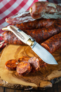 Embutido ib&eacute;rico de carne de cerdo chorizo, salami, salchich&oacute;n, morcilla,  lomo, lengua con navaja artesanal.