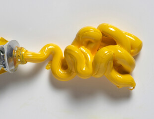 Pintura amarilla al &oacute;leo saliento de tubo