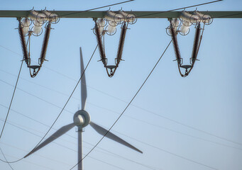 Hochspannungsleitung und Windkraftanlage 