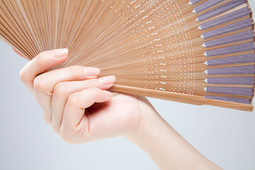扇子を持つ手
