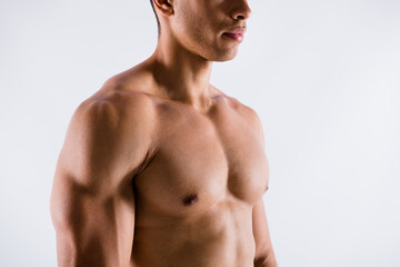 Fototapeta premium Przycięty widok z bliska portret jego miłego atrakcyjnego, sportowego męskiego faceta zgrywanie kształtu postać trener osobisty trener motywacja wojownik zawodnik na białym tle nad jasnobiałym pastelowym tłem