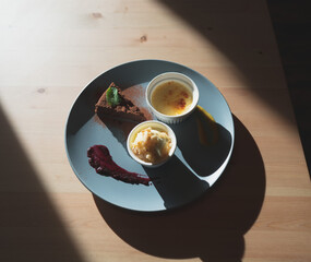 カフェのデザート。
チョコケーキ、バニラアイス、クリームブリュレ