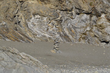 Piedras apiladas en la playa de arena