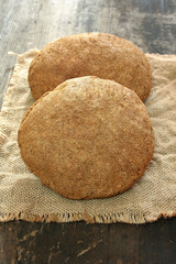 Domowe, razowe chleby na tkaninie z juty