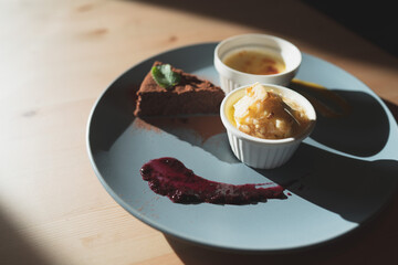 カフェのデザート。
チョコケーキ、バニラアイス、クリームブリュレ