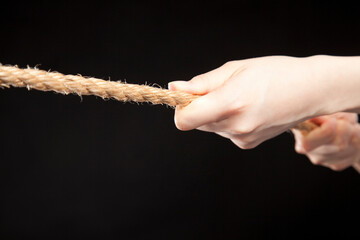 ロープを掴む手