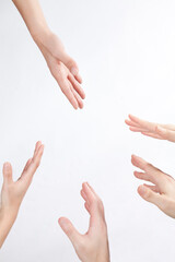 手を差し伸べる