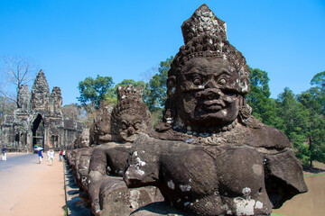 Fototapeta na wymiar Skulpturen auf der Brücke zum Eingang Angkor Thom