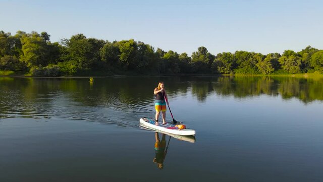 Water rides on sup borde.