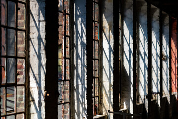 Fenster Gemäuer Backstein Fabrik Ruine alt Lost Place Vintage Lichteinfall Schatten Loft Flair...