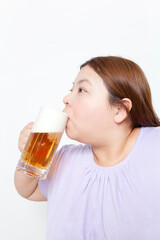 ビールを飲むメタボ女性