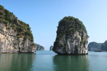Obraz premium Felsen in Halong Bucht, Bootstour von Cat Ba, Vietnam