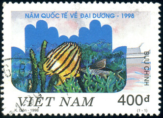 VIETNAM - CIRCA 1998: stamp 400 Vietnamese dong printed by Vietnam, shows fishes, fauna, circa 1998