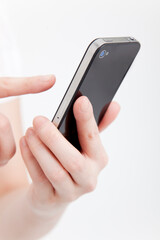 スマートフォンを持つ手元