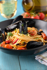 Piatto di deliziose linguine con salsa di cozze e pomodorini, Cucina Italiana