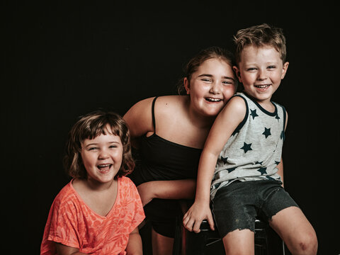 hermanos riendose en usa sesion de fotos de estudio