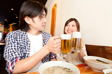 ビールで乾杯する男女