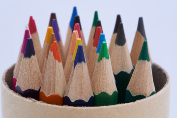 24色の色鉛筆を並べて撮影