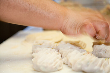 餃子を包む手元