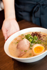 ラーメンを運ぶ店員